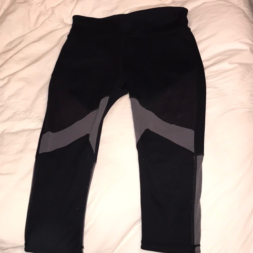 Sweaty Betty reversible black/burgundy Capris